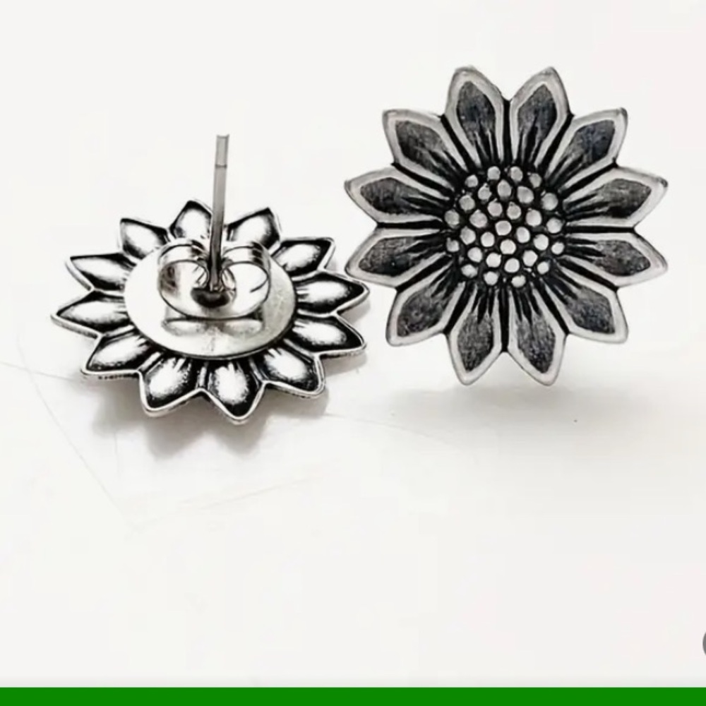 Small Daisy Silver Plated, Zinc Alloy Stud Earrings
